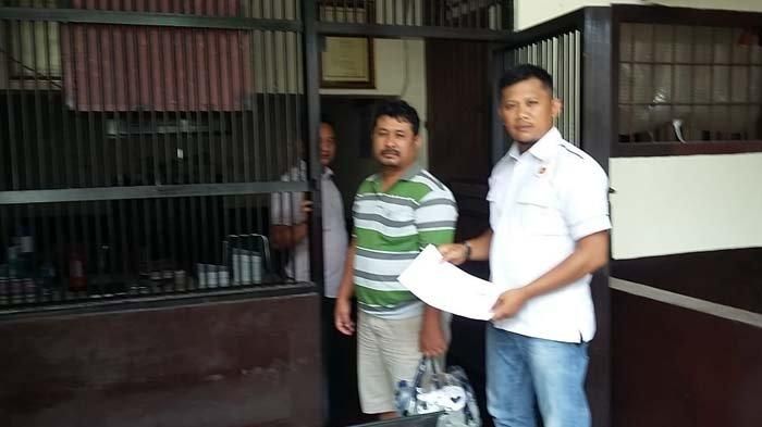 Pelaku penggelapan mobil, Suryadi, saat akan dimasukkan ruang tahanan Polres Tulungagung. 