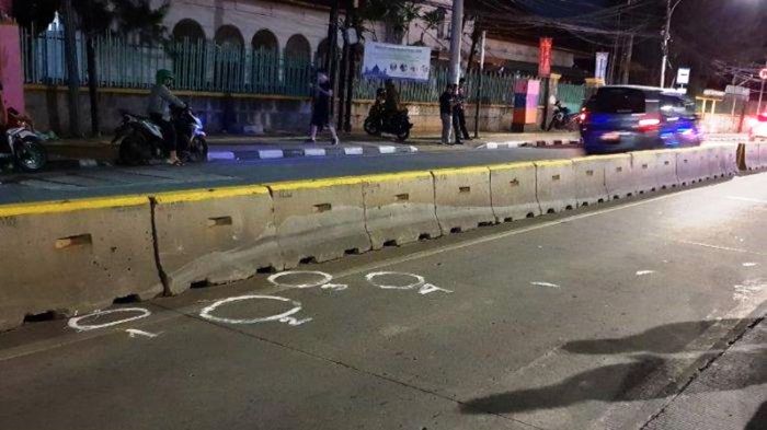 Polisi melingkari lokasi penemuan proyektil peluru di Jalan Jatinegara Barat, Jakarta Timur pada Sel