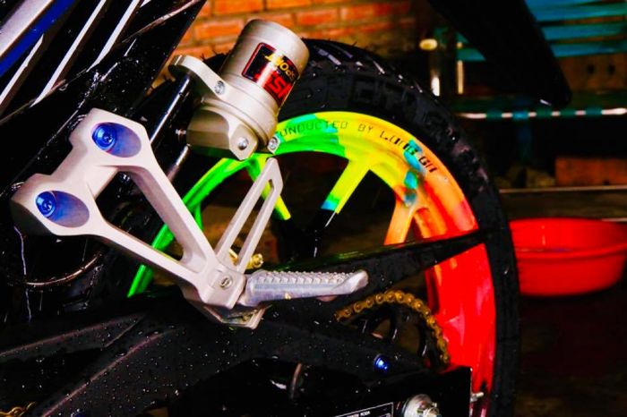 Biar lengkap pakai sokbreker YSS sekalian