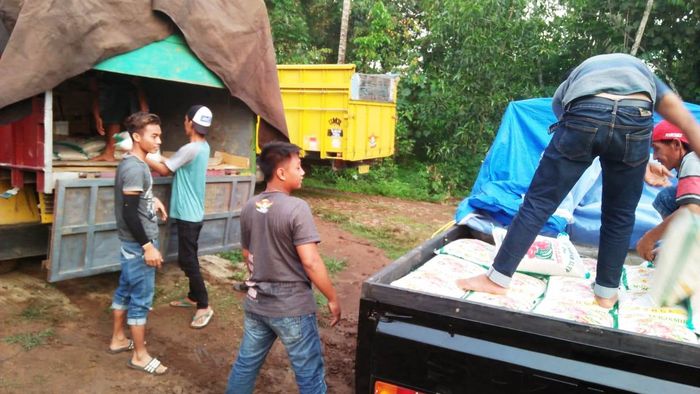 Anggota FOL menyalurkan bantuan ke area Lampung Selatan
