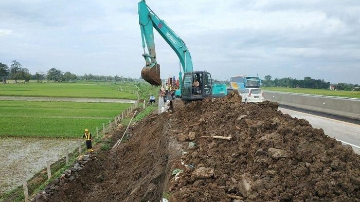 Perbaikan kerusakan rounding bahu jalan pada ruas tol Kartasura-Salatiga di Kabupaten Boyolali, Rabu