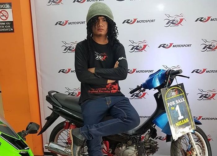 Maell Lee bersama Kodrat motor Suzuki Smash