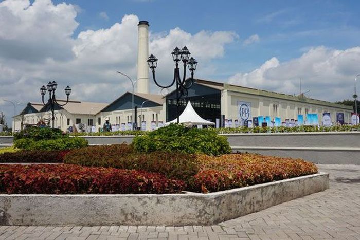 Pabrik Gula Colomadu di Karanganyar, Jawa Tengah yang telah direvitalisasi menjadi tempat wisata dan kawasan komersial.