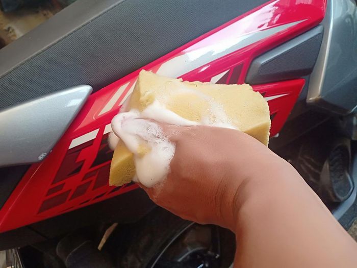 Ilustrasi mencuci motor