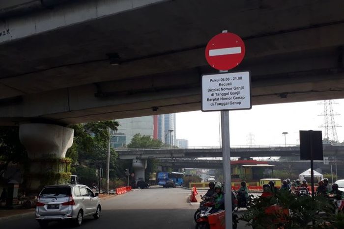 Plang aturan ganjil-genap di Jalan Mayjen Sutoyo, Jakarta Timur, Rabu (01/08/2018).(KOMPAS.com/-DEAN PAHREVI) 