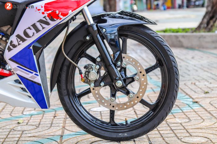 Peleknya diganti pakai punya CBR150R tahun 2009 plus kaliper Brembo