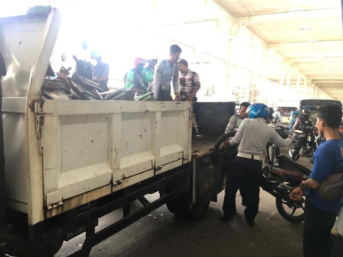 Suku Dinas Perhubungan (Dishub) Jakarta Pusat menertibkan parkir liar di jalan Jati Baru, Tanah Abang,