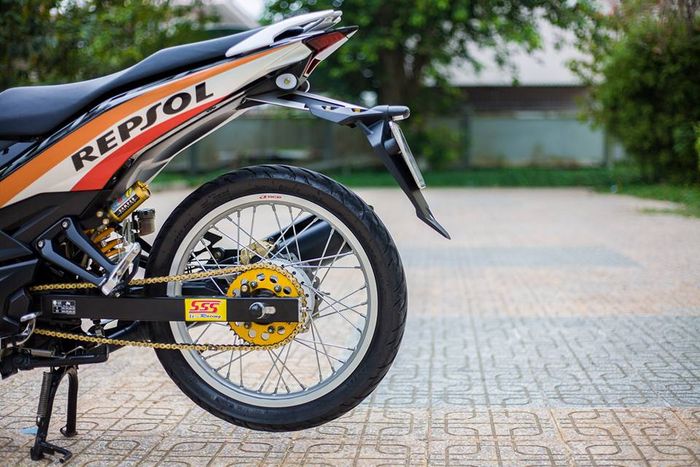 Livery Repsol mendominasi bagian belakang bebek super ini