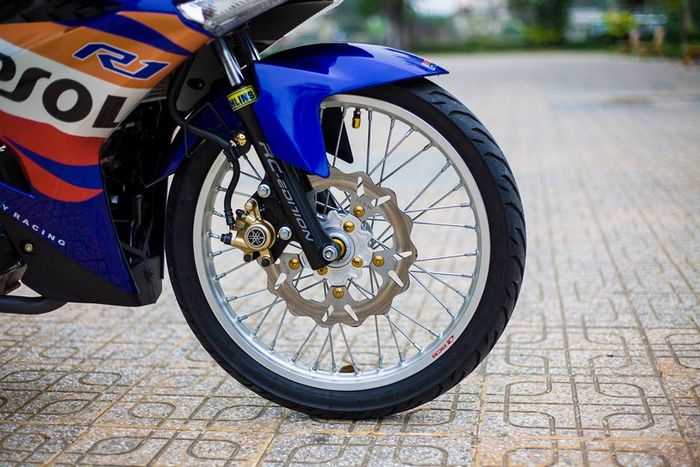 Pelek jari-jari dari Racing Boy jadi penopang MX King ini