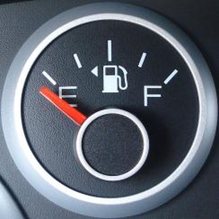 panah indikator bensin menunjuk ke arah kiri