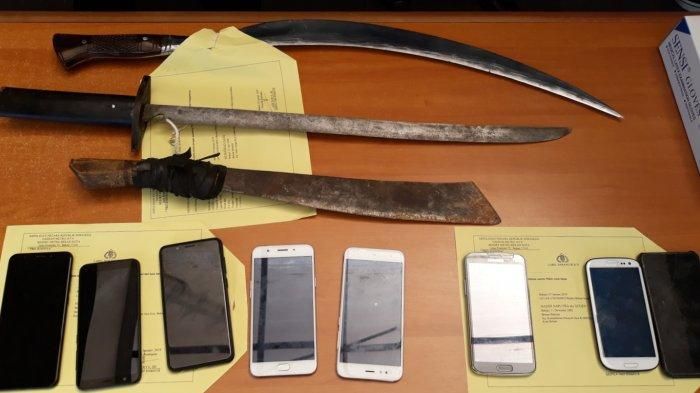 Barang bukti ponsel hasil begal dan senjata tajam yang digunakan Gengster Jakarta dalam melancarkan aksi begal di Bekasi. (TribunJakarta.com/Yusuf Bachtiar)
