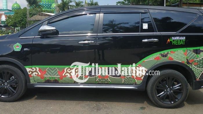 Toyota Innova, mobil dinas Kabupaten Pamekasan pakai batik Sekar Jagad