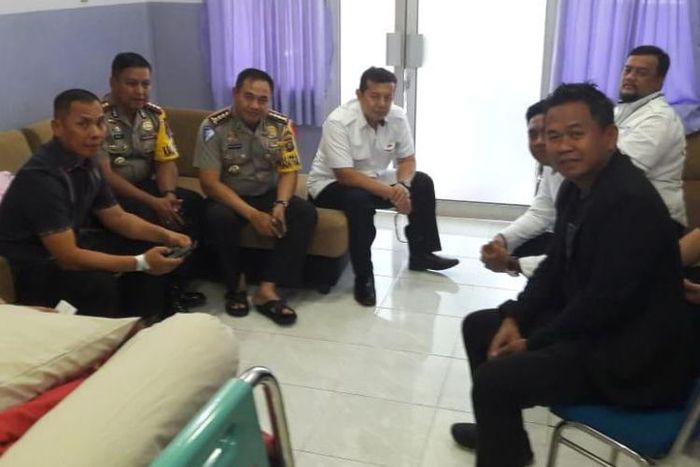 Kapolda Sumsel Irjen Pol Zulkarnain Adinegara saat disambangi oleh para pejabat tinggi di Polda Sumsel, usai menjalani perawatan di rumah sakit Bhayangkara Palembang, Senin (7/1/2019). Jenderal bintang dua ini sebelumnya menjadi korban tabrak lari oleh ojek online