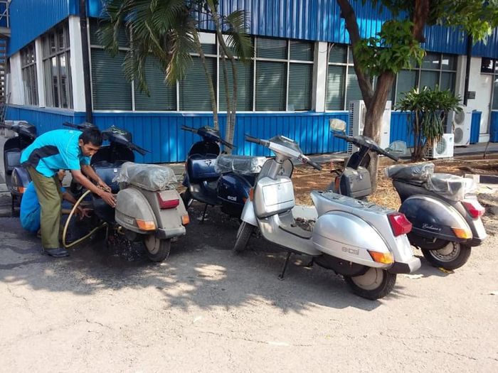 Proses membersihkan beberapa Vespa untuk dirakit dan dicek kembali