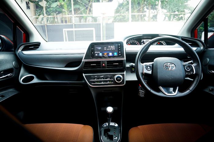 Dasbor Toyota Sienta