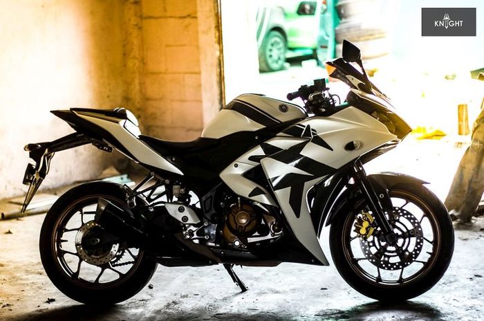 Yamaha R3/25 pakai decal putih mutiara