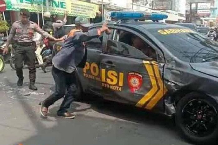 Sebuah mobil Patwal Polisi rusak ditabrak truk di Jalan Majapahit, Mojokerto, Jawa Timur, saat melak