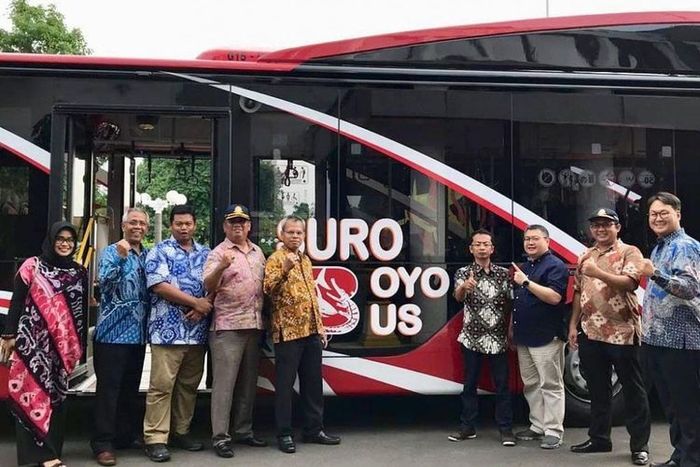 PT Daimler Commercial Vehicle Indonesia (DCVI) menyerahkan 10 unit bus Mercedes-Benz 0O500U 1726 kepada pemerintah kota Surabaya.(istimewa)  
