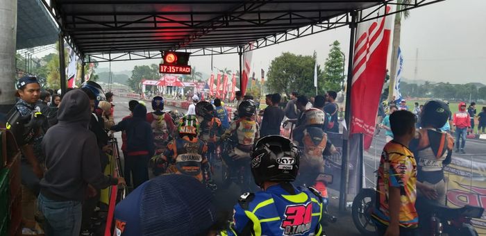 Waiting zone penuh dengan pembalap