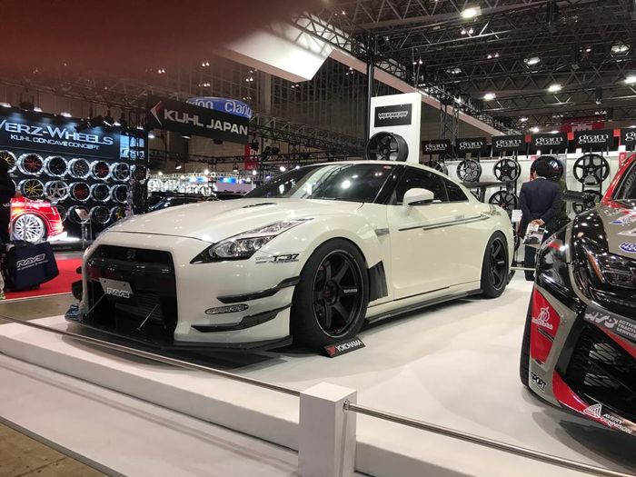 Nissan GT-R dengan pelek lansiran Rays Wheels