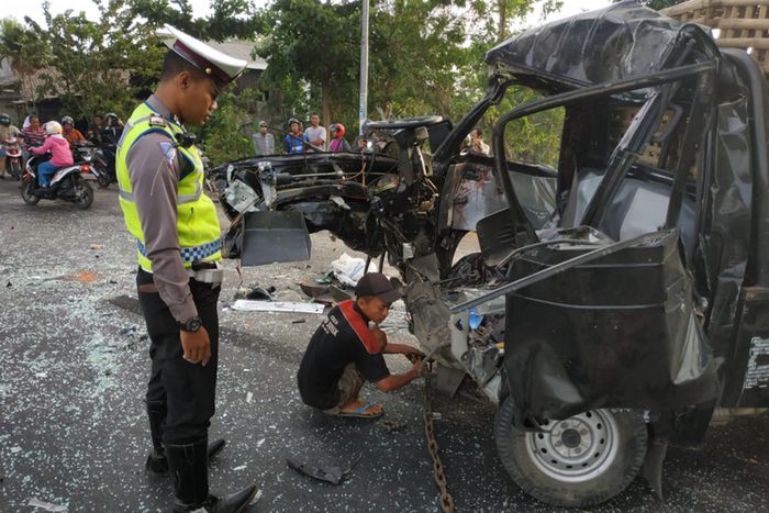  Mobil pick up yang terlibat kecelakaan lalu lintas kontra truk pengangkut amunisi milik Pindad di Kabupaten Kediri, Jawa Timur, Selasa (16/10/2018).(Dok.Polres Kediri) 