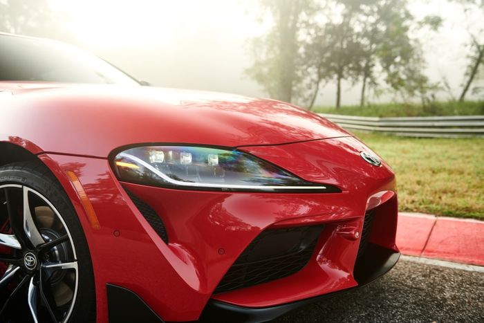 Headlamp Toyota Supra Mark V yang Masih Dipertahankan Bentuknya Seperti Generasi Sebelumnya