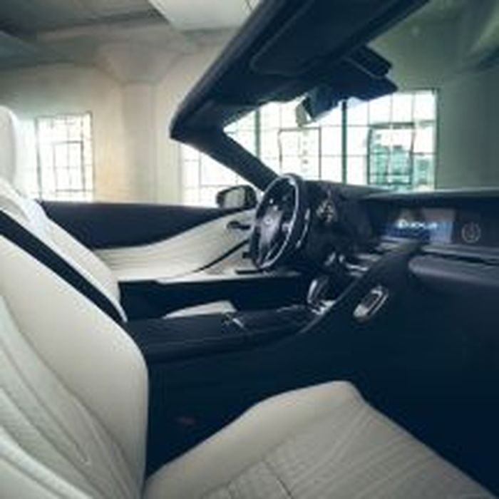 Jok mobil berwarna putih memberikan kesan mewah