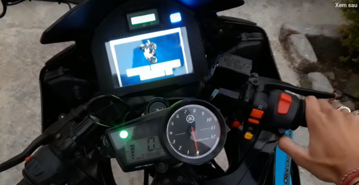 Yamaha R15 ini diberi LCD dengan beragam fitur