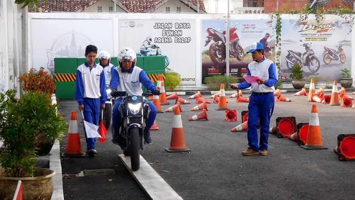 Dalam pelatihan Safety Riding peserta akan belajar secara teori dan praktek mengenai perilaku aman b