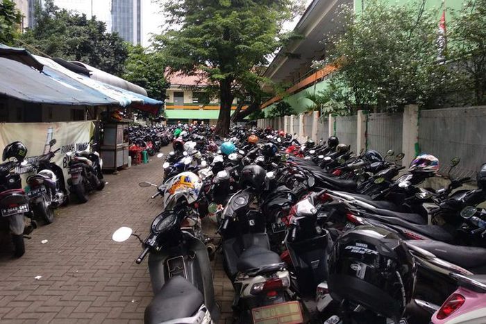 Hindari parkir di ruang terbuka langsung dan berdekatan dengan motor lain