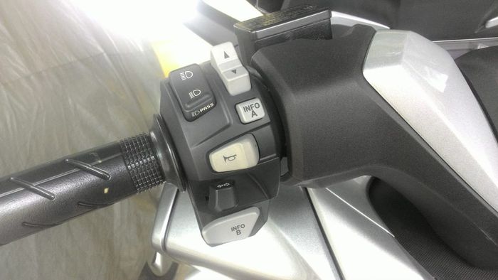 Kuncian penyetelan ada di tombol Info A dwn Info B