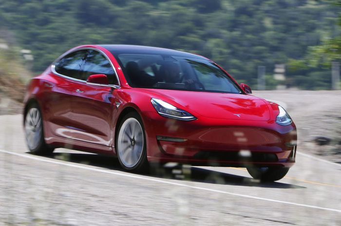Mobil lstrik Tesla Model 3 warna merah