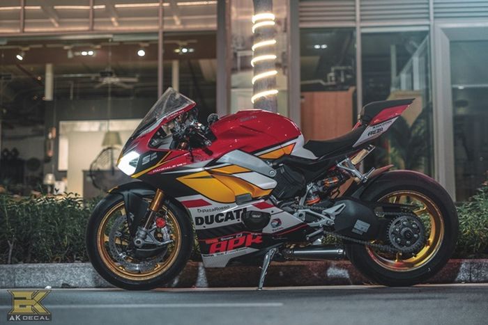 Kombinasi warna di Panigale V4S ini mirip livery Repsol ya...