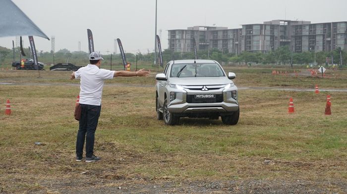 Para jurnalis melakukan test drive