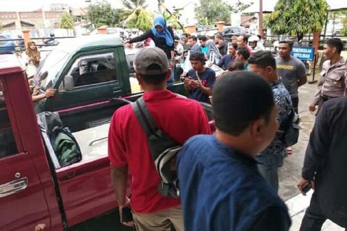 Polisi memperlihatkan mobil yang sudah dimodifikasi untuk membeli bahan bakar minyak jenis premium bersubsidi di SPBU lalu dijual secara ecerah di Mapolsek Banda Sakti, Kota Lhokseumawe, Jumat (18/1/2018). (dok. Polsek Banda Sakti)