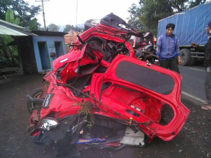 Kondisi Toyota Agya yang ringsek setelah dihantam truk pasir