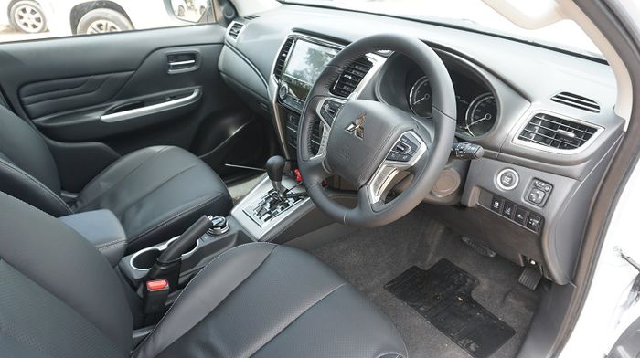 Beberapa bagian di Interior masih mempertahankan desain membulat dan J- line atau lekuk