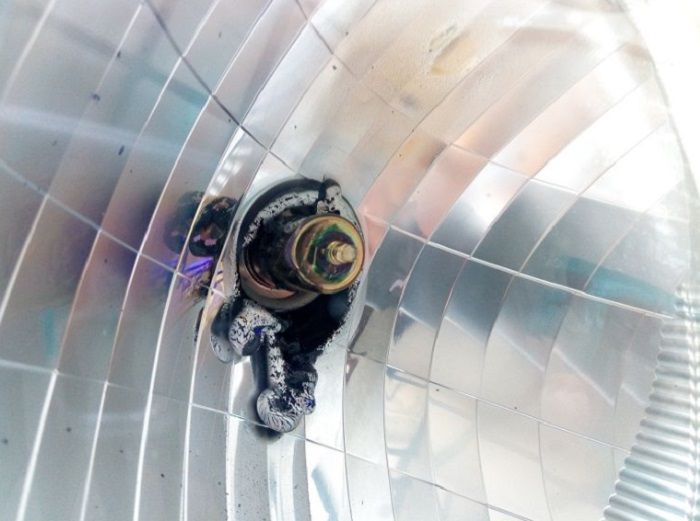 Lampu motor meleleh dan terbakar.