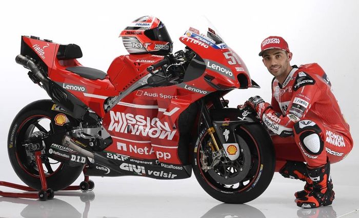 Michele Pirro berpose bareng livery motor MotoGP Ducati baru, temasuk helmnya juga baru