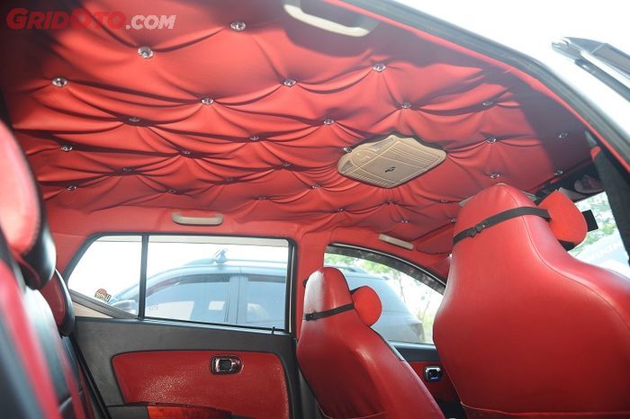 Interior kombinasi merah dan hitam kesukaan sang istri