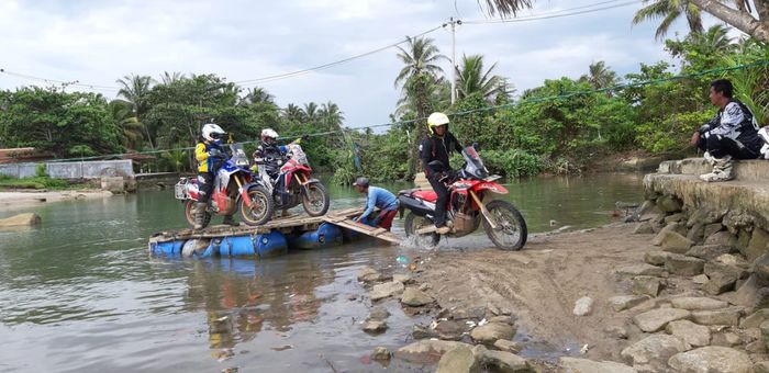 Menyebrangi sungai dengan rakit