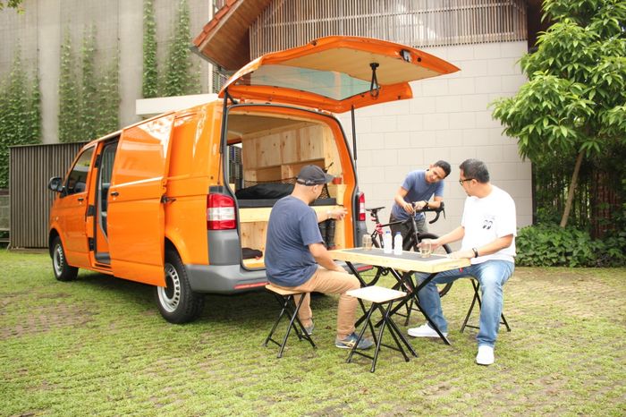 Ada meja dan kursi lipat custom juga nih!