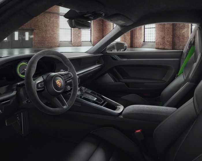 bagian interior Porsche Carerra 4S yang ditambahkan aksesoris