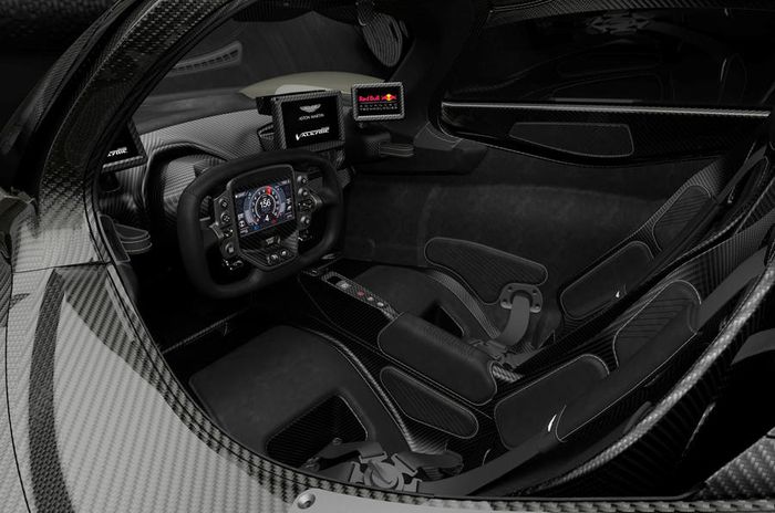 Interior Hypercar Aston Martin Valkyrie banyak spot yang menggunakan serat karbon