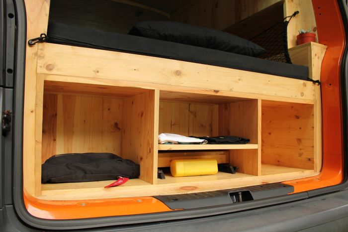 Banyak rak buat penyimpanan barang