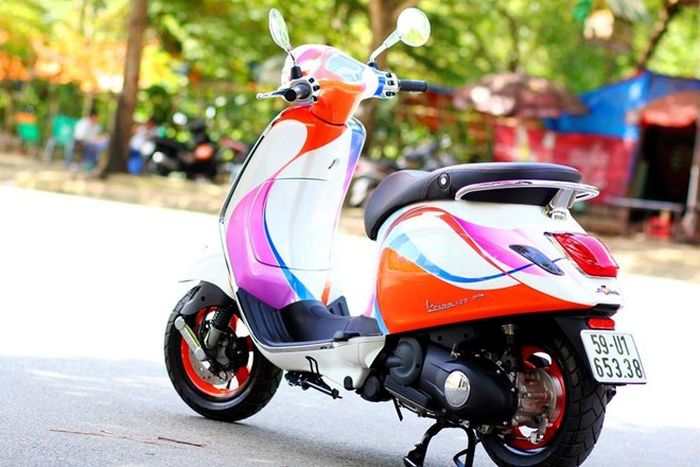 Vespa Primavera 125 tampil segar pakai baju warna-warni