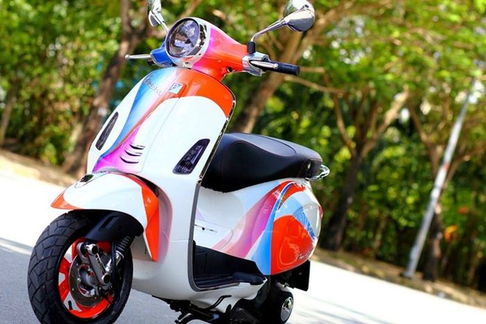 Vespa Primavera 125 tampil segar pakai baju warna-warni