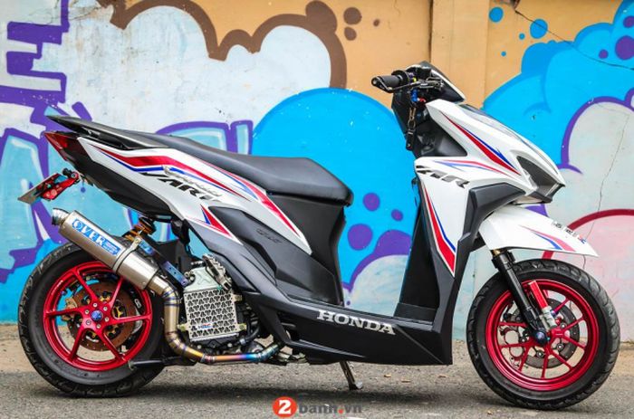 Knalpotnya pakai merek Over Racing biar gahar