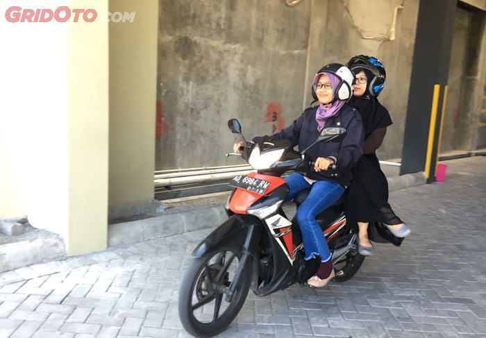 Ilustrasi pengendara wanita memakai rok