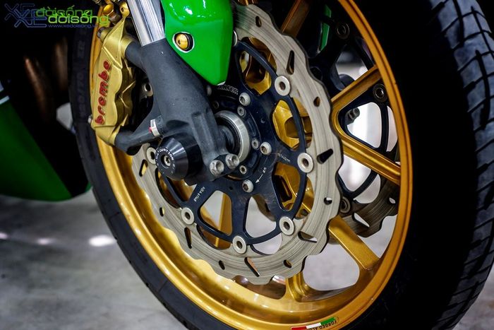 Kaliper Brembonya nyomot dari Suzuki GSX-R